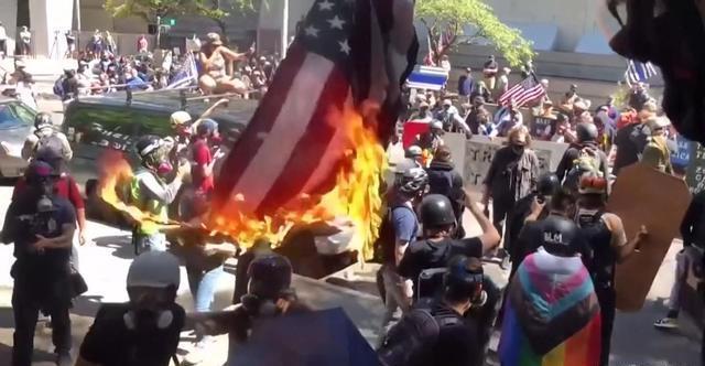 杀到|2000名白人突然杀到,大批“起义军”赶来血战,美国再度失控