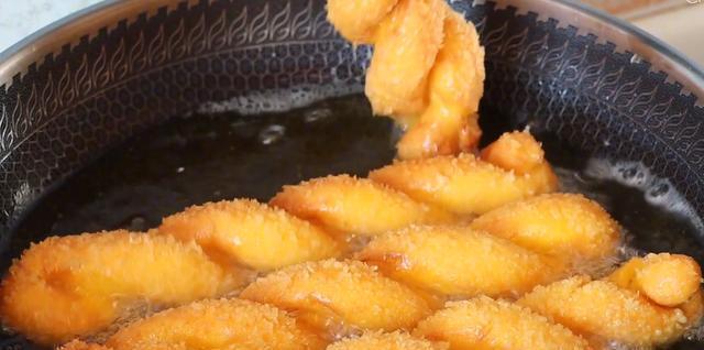 南瓜|半个南瓜一碗面,教你做大麻花,外酥里软,真解馋