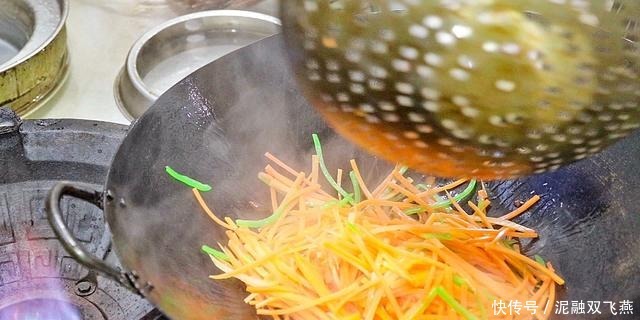  不粘锅|这才是地道的家常菜，大厨教你胡萝卜炒粉条技巧，粉条爽滑不粘锅
