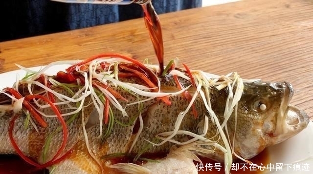 大厨|蒸鱼怎样不腥还嫩滑?放盐时机有争议,大厨分享的做法,真好用