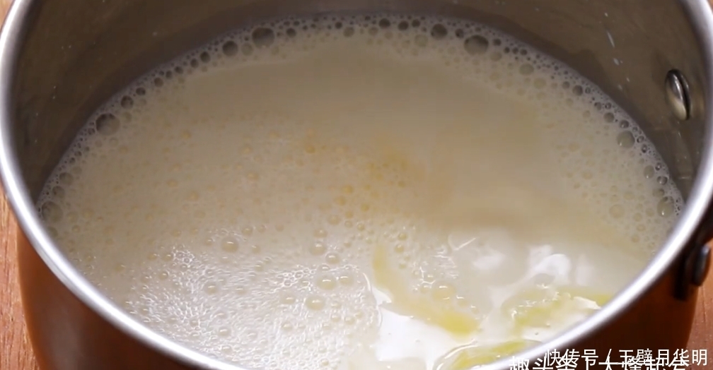 好吃|红豆双皮奶不用出去吃,教你家庭版做法,香甜滑嫩入口即化,好吃