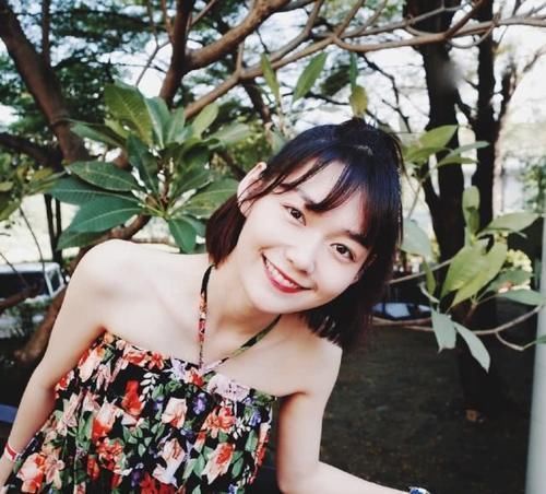  针织衫|她因《创造101》成名，今穿短款牛仔衣配花苞裙，变身帅气少女