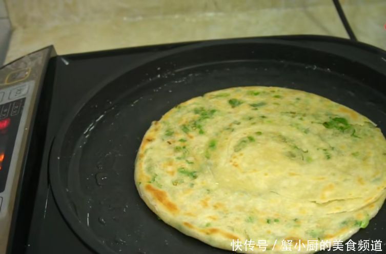 酥脆|幺妹多年的烙饼经验,多放一种食材,酥脆又松软,手一捏直掉渣