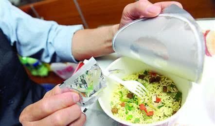 真相|吃一袋方便面，等于吃三顿饭的盐？这个真相，有点扎心了