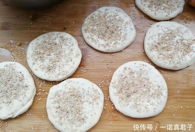 不用|想吃烧饼不用买,没有烤箱也能做,煎一煎凉了也不发硬