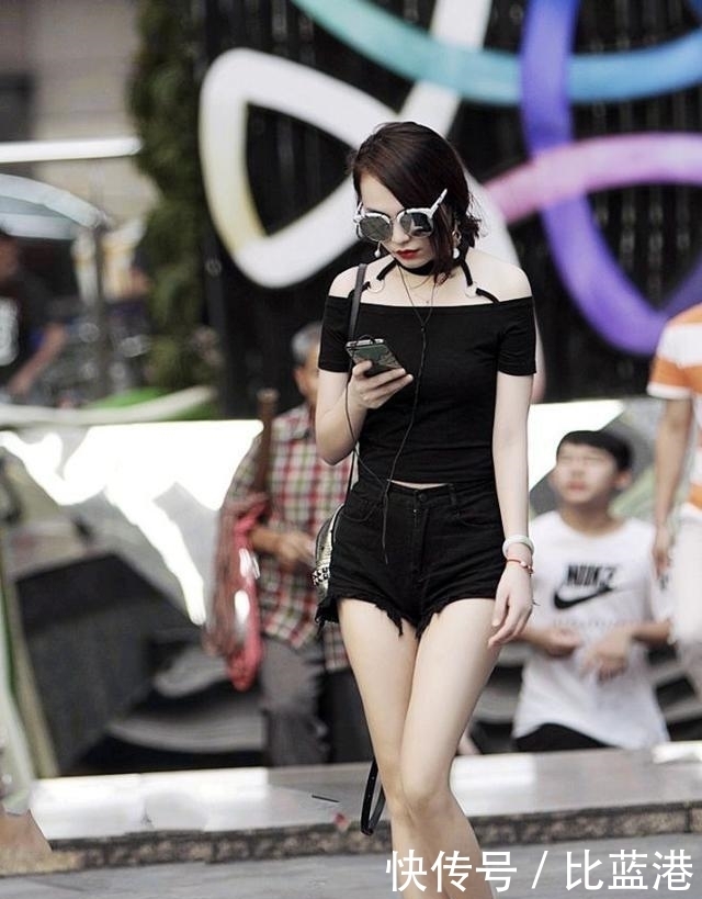  女人味|街拍：牛仔裤穿起来显腿有气质，搭配闲上衣，清爽而不乏女人味