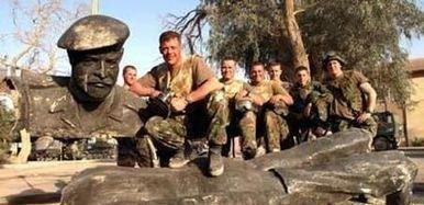 伊拉克|这个人是第一个拿大锤砸萨达姆的雕像,如今他穷困潦倒,后悔莫及!