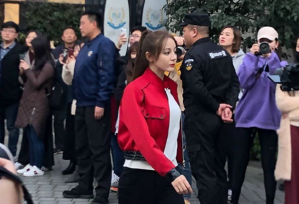 引路人|迪丽热巴到底多美录制极限挑战引路人围观,看到原图网友沉默了