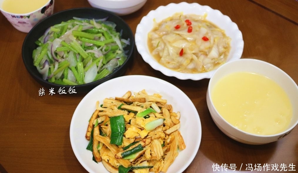 大火翻炒|我家今日晚餐,没有肉,3个素菜,朋友说:晚餐就应该这样吃