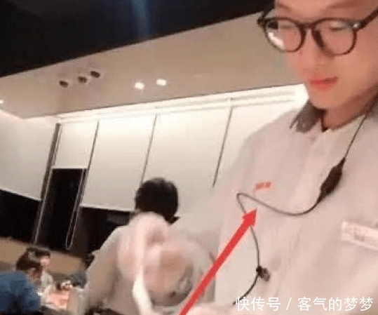 手上|男子去海底捞吃饭,服务生看到手上的手环,直接送了一盘东西!