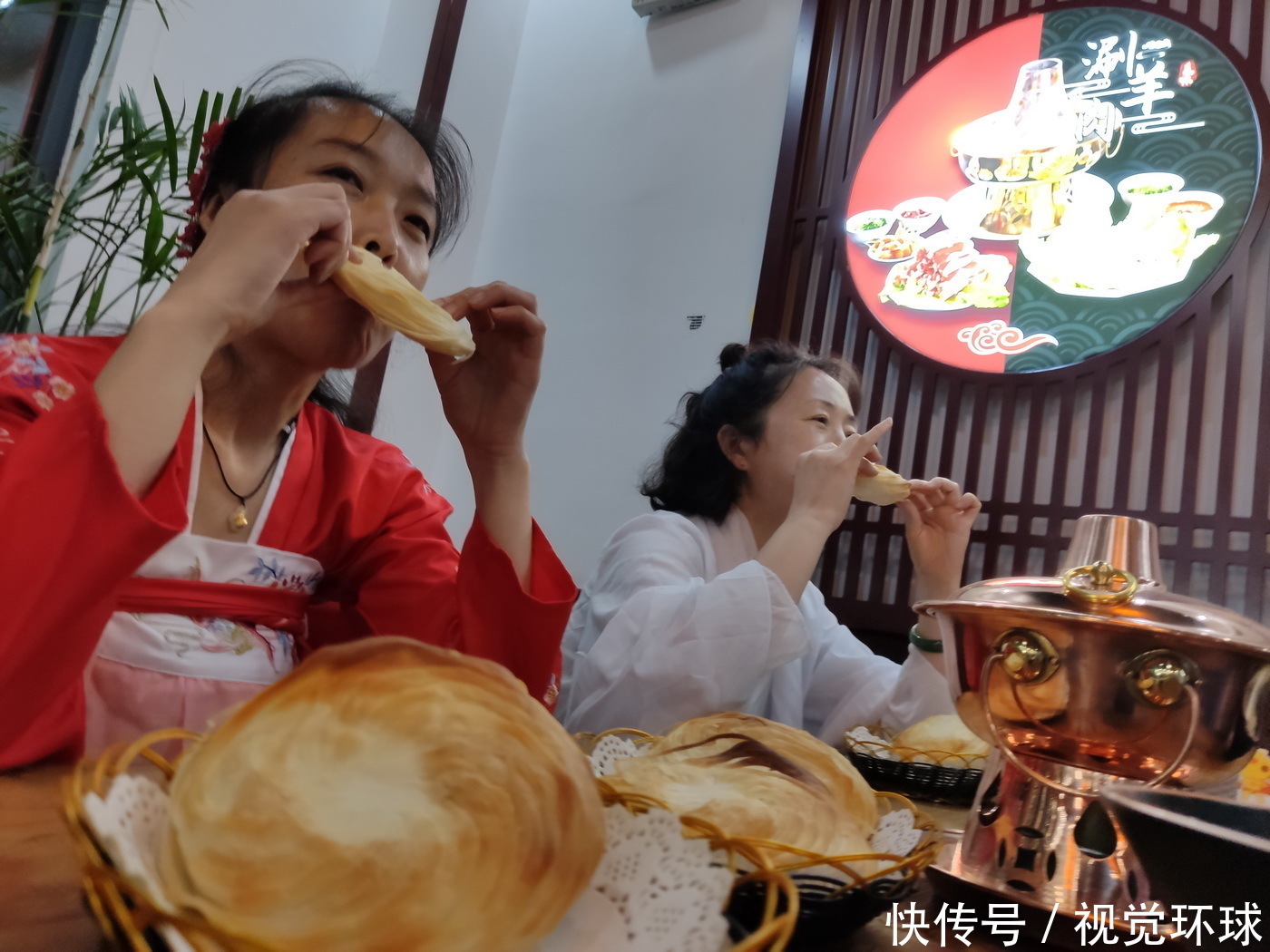 滨州|山东滨州:三美女穿汉服进羊汤店 狂吃千元烧饼