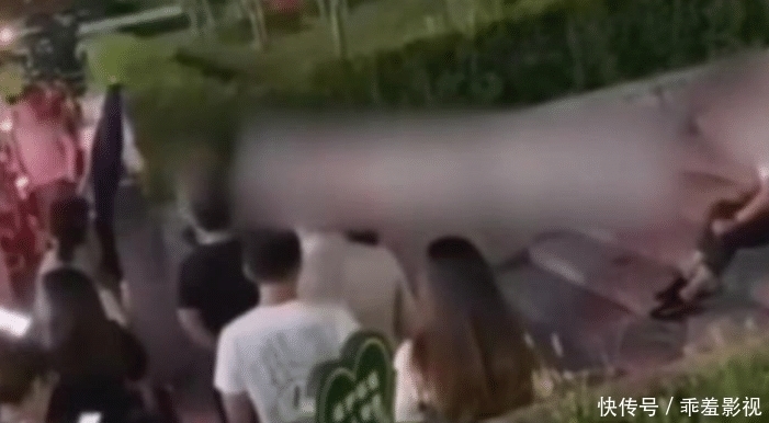 拿不出|一男子拿不出30万的彩礼与女友分手，女友去公司骚扰殴打男子