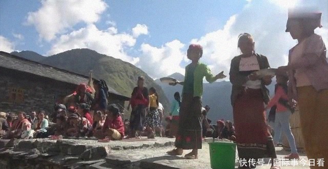 米饭|尼泊尔农村大型酒席,场面壮观,只吃一个菜咖喱羊肉配米饭