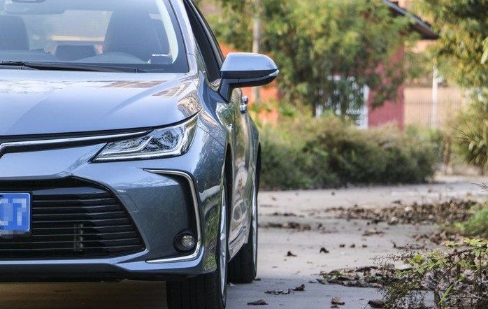 时尚|体验下混动卡罗拉,颜色的外观其实还是蛮大方时尚的