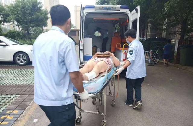 左小腿|女子如厕马桶爆裂,都在吐槽马桶时,是否想过坐姿等其他原因?