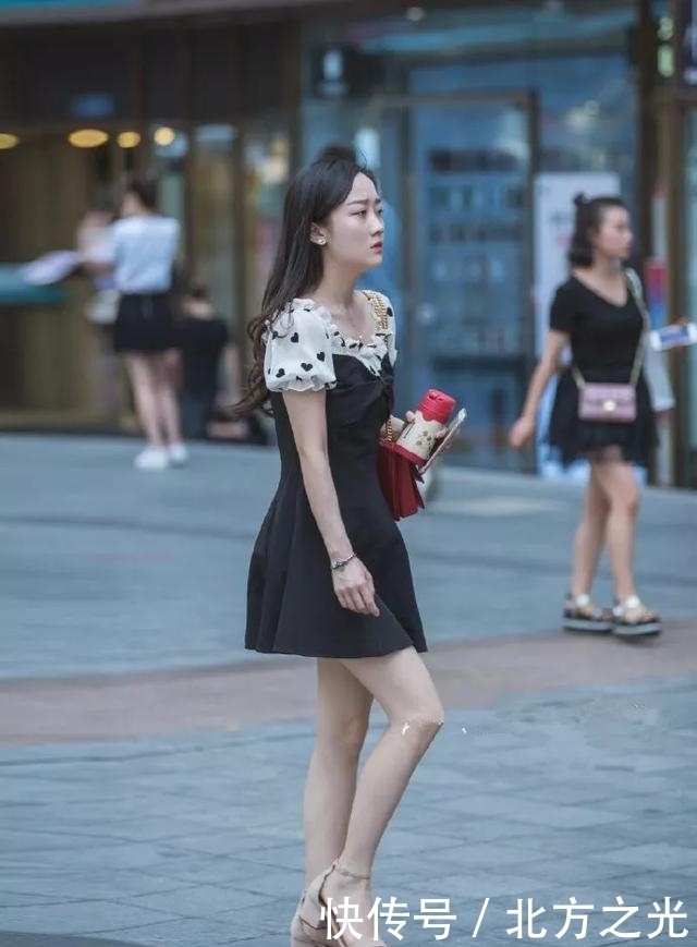 高跟鞋|美女脚上一双双拼色尖头高跟鞋显得时尚又气质,穿出迷人的姿态