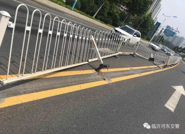  临沂|突发！临沂滨河路，一轿车撞上护栏侧翻！监控拍下惊魂一幕！