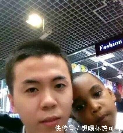 段子|趣味图片幽默段子：看脸型五官像是亲生的，就是肤色不太像，哈哈