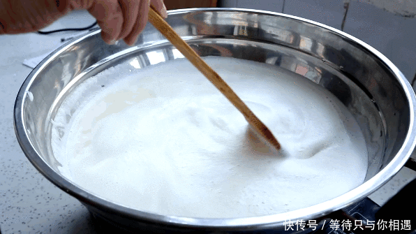 放心|腐竹不用买,1斤黄豆1口锅就能做,豆香浓郁又筋道,家人放心吃