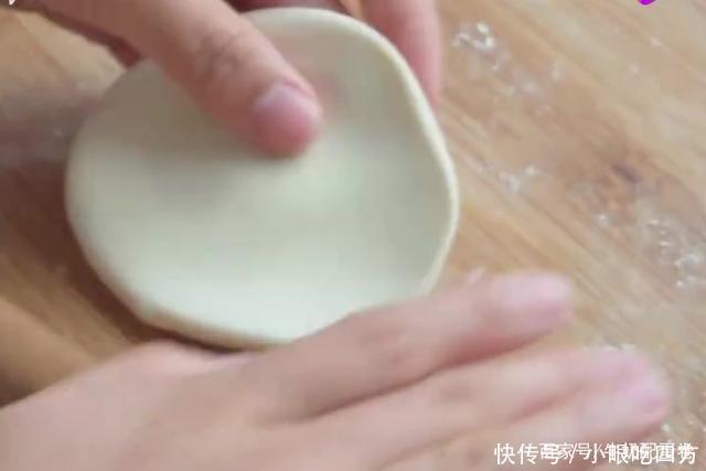 讲解|韭菜盒子过程详细讲解,金黄酥脆,一吃就停不下来!