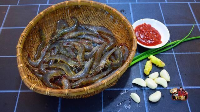大虾|大虾别只会白灼了,教你做鲜香入味的油焖大虾,做法简单,超好吃