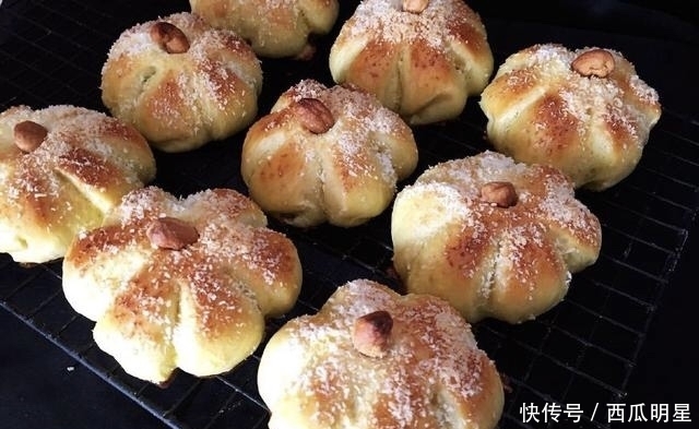  面粉|1块南瓜，1斤面粉，不用烤箱，教你做出蓬松香甜的南瓜面包