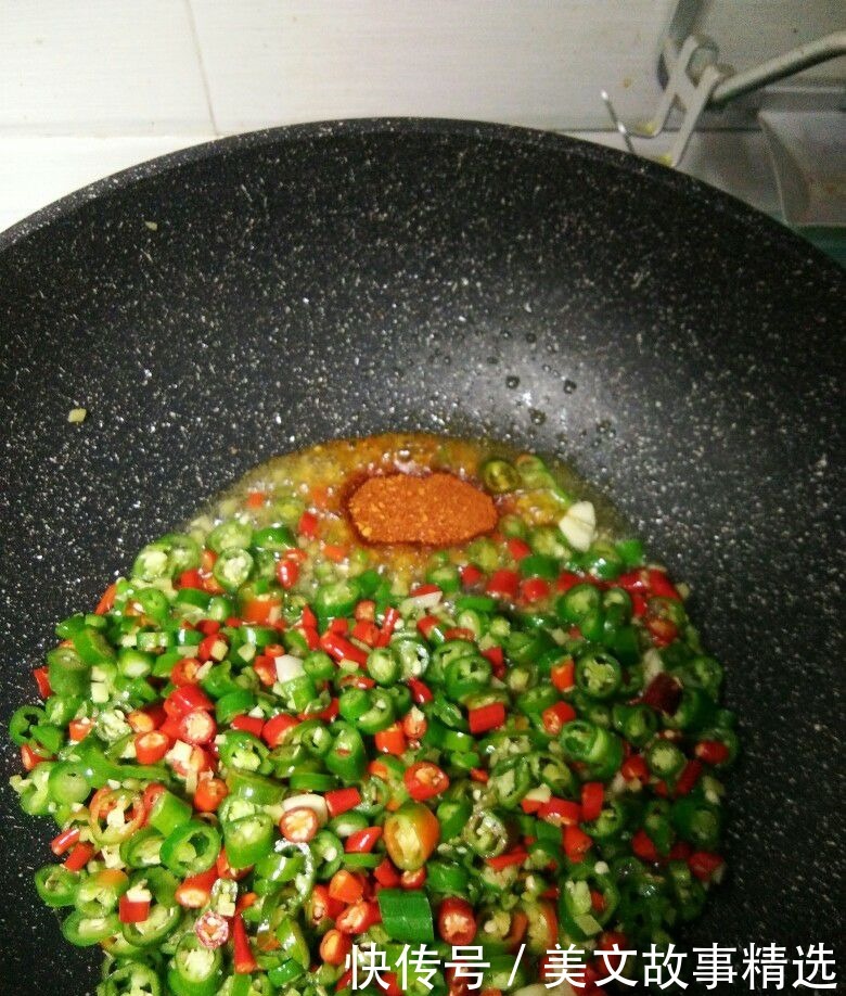 易学|无保留分享《煎焖鲫鱼》的做法，香味浓郁，做法简单易学