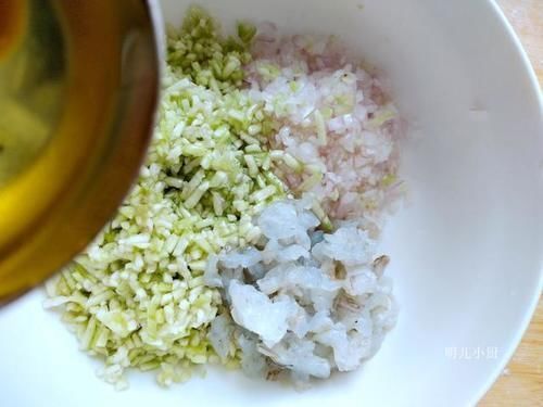 饺子皮|夏天用它包饺子,鲜香多汁消暑补水,比韭菜芹菜都好吃,全家爱吃