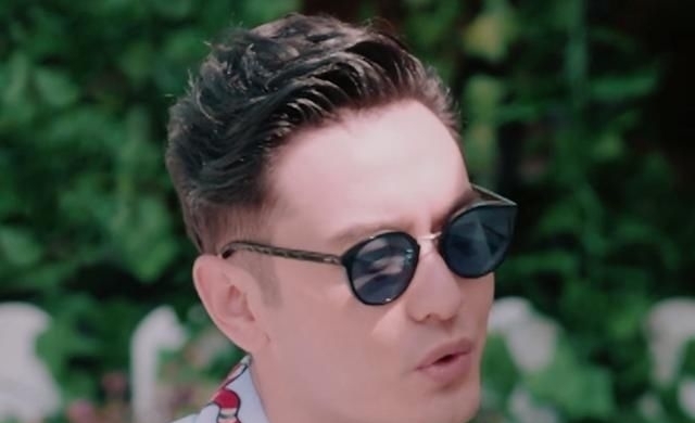  洗碗|《中餐厅》后遗症？黄晓明做客蘑菇屋，全程低头洗碗像服务员！