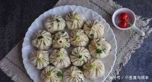  简单|两分钟学会生煎包的做法，简单易学，皮软底脆，咸香多汁