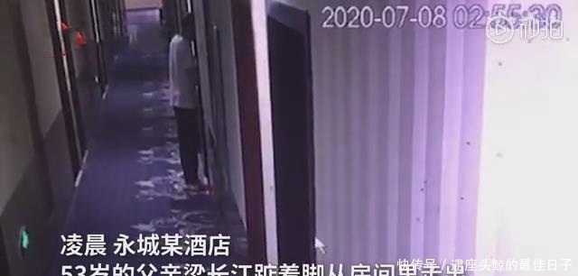  走廊|陪儿子高考，男子怕打呼噜影响孩子休息，边在走廊睡觉边为儿子祈祷