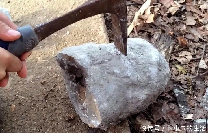 表情|男子在路边砸石头,砸碎后看清里面的东西,表情不淡定了