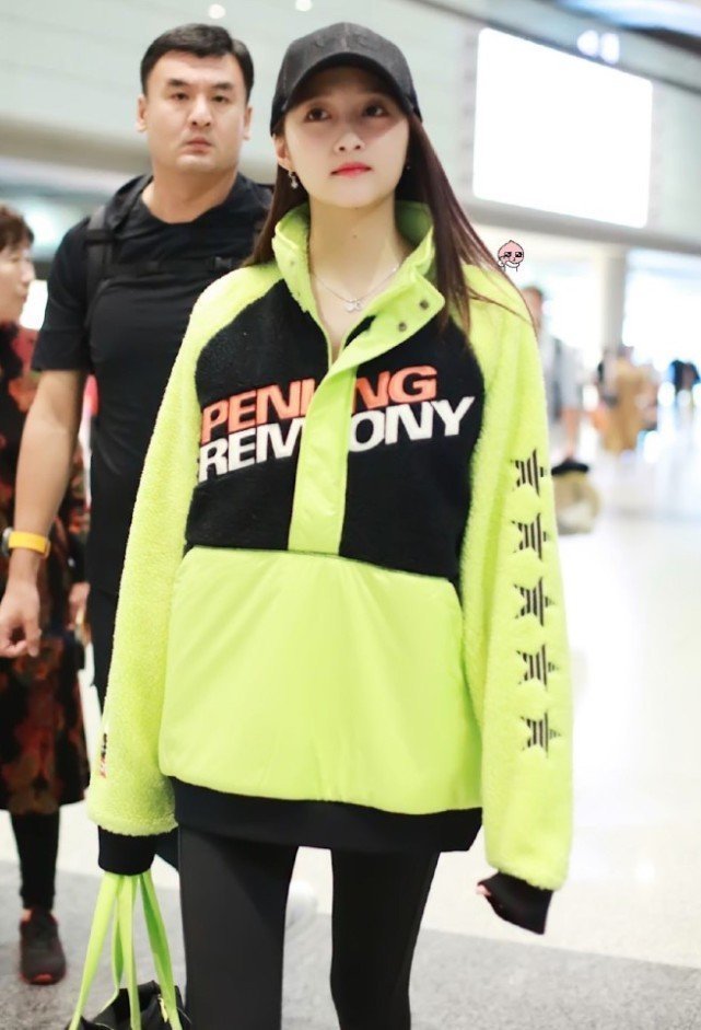 显她身材|今天才知关晓彤腿这么逆天,敢只穿无痕健美裤走机场,外裤也不搭