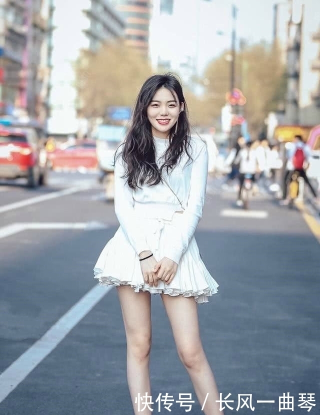 夏日|街拍:炎热的夏季,美女一身打扮非常的夏日,简单又时尚