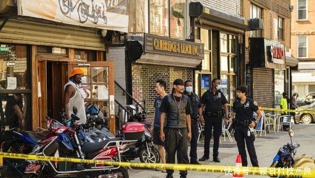  追进|美国男子在大街上被人持枪打伤后躲进商店，对方追进店内将其杀死