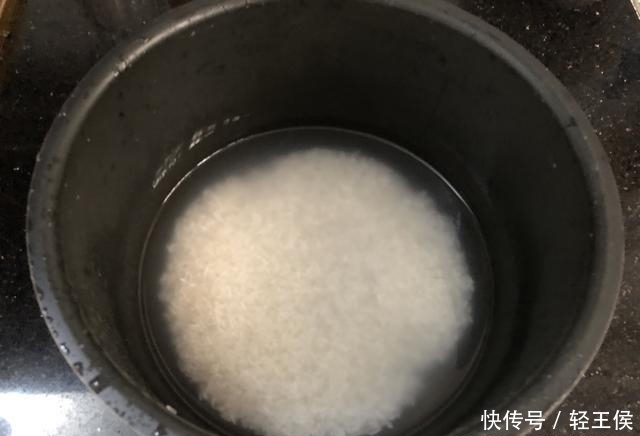 腊肠焖饭|天冷米饭最爱此样做,饭菜一锅端,热乎乎香喷喷,营养好吃又省事