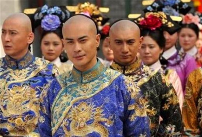  一不小心|溥仪幼时玩闹，一不小心发现乾隆藏着的佛龛，九子夺嫡真相大白