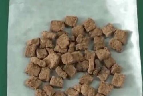 放入|康师傅被曝造假将牛肉粒放入热水中,网友直呼被骗了