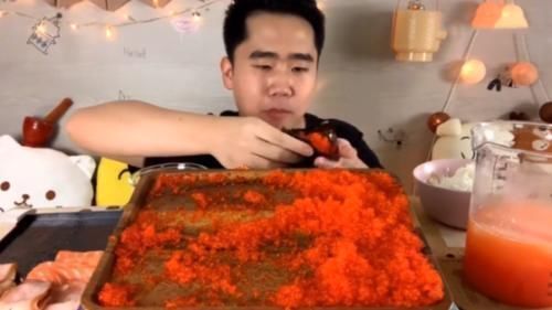 本来就|大胃王吃1盘“鱼籽”,粉丝说他穷,看清后,网友这也太奢侈了
