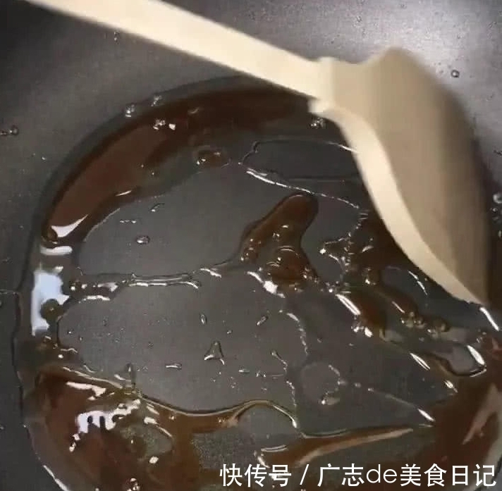 往锅中加入|祖传红烧肉做法,学会回家做,家里米饭都不够吃