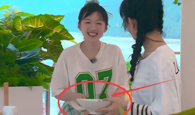 冰沙|赵丽颖自己学习做冰沙,谁注意她手里用的碗这顾客还怎么敢来