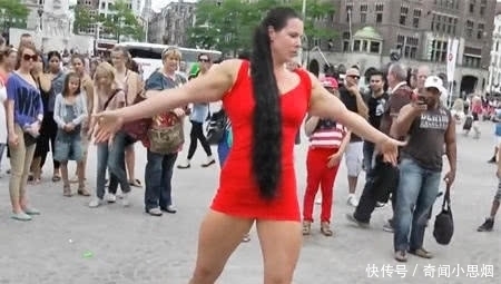 街头|外国街头，一米九的女巨人秀肌肉，路人的反应很有意思！