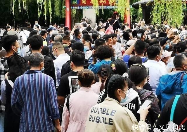 文章列表|4000桌排队等吃饭!全国网友在刷一句话,瞬间泪目