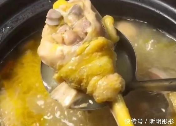 香浓|炖鸡汤前,鸡肉是先炒还是焯水?奶奶教你这样做,鸡汤香浓鲜美