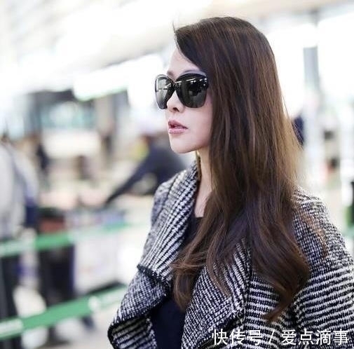  起到很好|伊能静终于低调走机场，穿条纹大衣配破洞紧身裤，50岁状态超棒