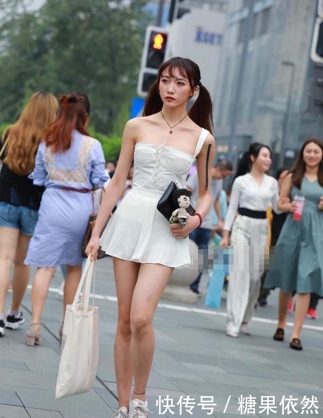  增添|肤白貌美的美女街拍：英姿飒爽的美女，增添几分娇俏动人！