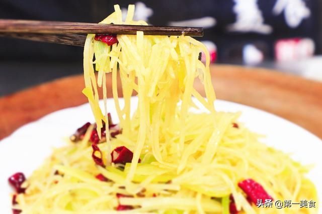技巧|炒土豆丝前,用水冲洗就错了40年大厨教你3大技巧,脆爽不粘锅