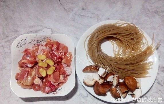  比肉|粉条怎么可以比肉还好吃！简单易做的鸡肉炖粉条，走起！