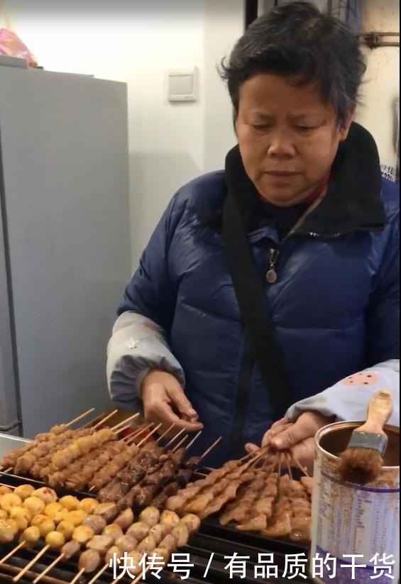 校服|人称“烧烤界的皇太后”,每周只工作3天,顾客从校服吃到婚纱