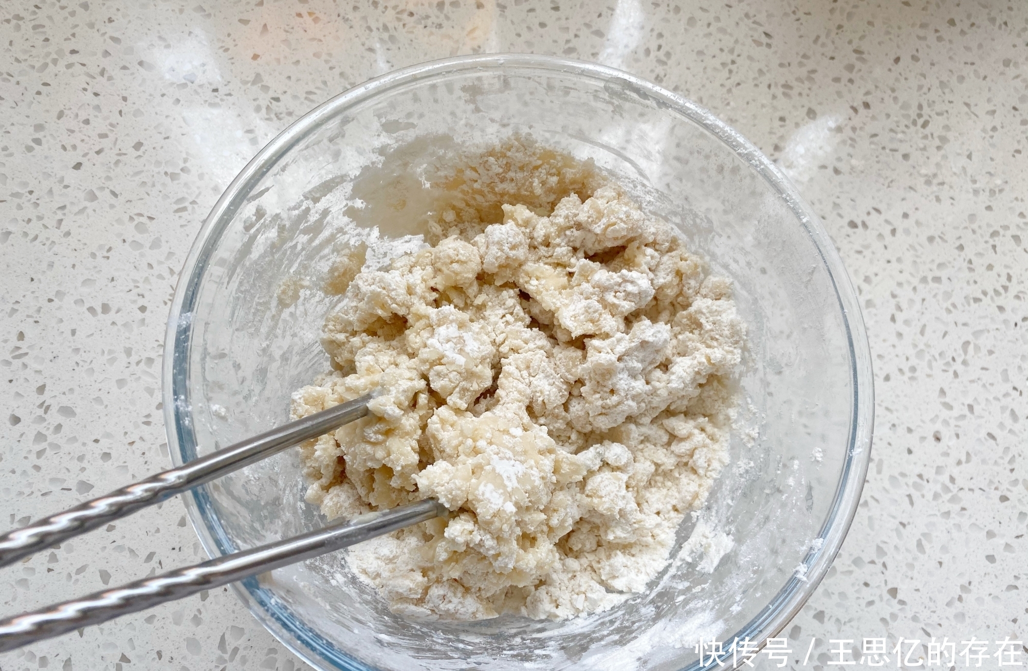 制作|想吃红豆饼别再买了,在家用面粉就能做,咬一口层次分明香酥美味